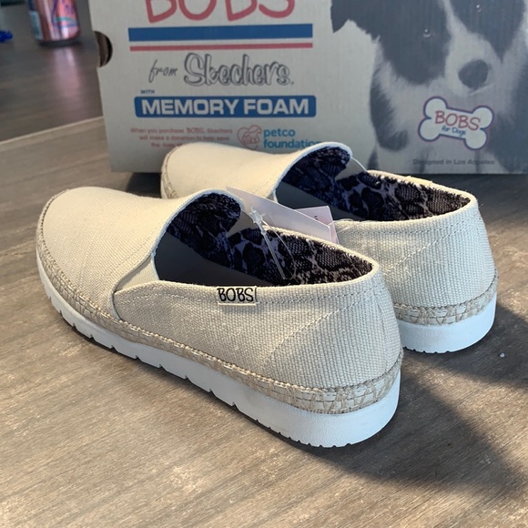 NWT Skechers BOBS Memory Foam Slip On Tan Canvas - Picture 2 of 5